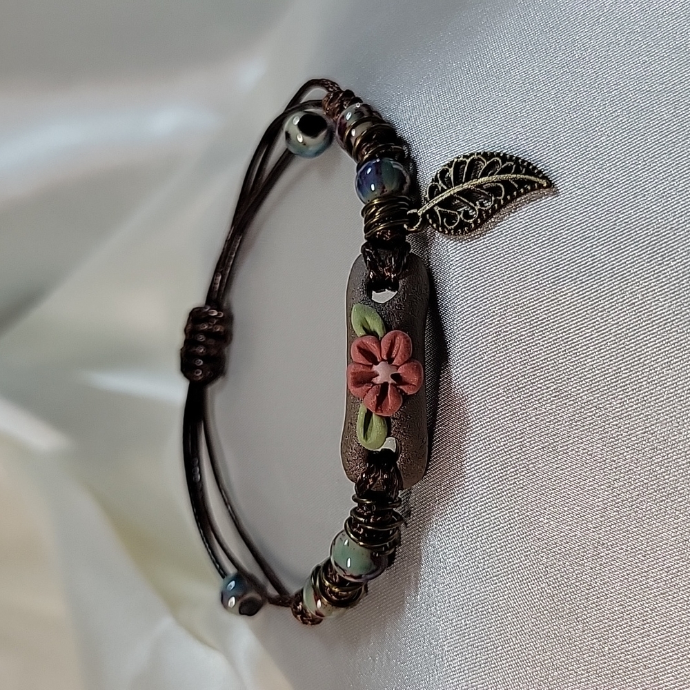 Hand-knotted Ceramic Floral Motif Adjustable Hemp Bracelet, adjustable - Picture 3 of 7